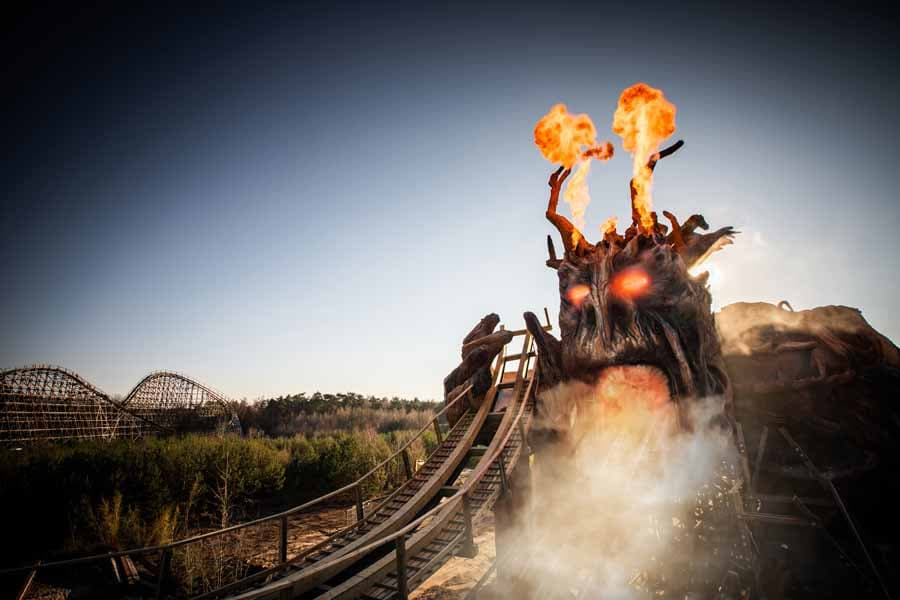 Colossos-Achterbahn im Heide-Park, spektakuläre Holzachterbahn mit feurigen Effekten.