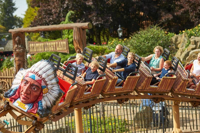 Fröhliche Kinder fahren auf der kinderfreundlichen Indy Blitz Achterbahn im Heide Park.