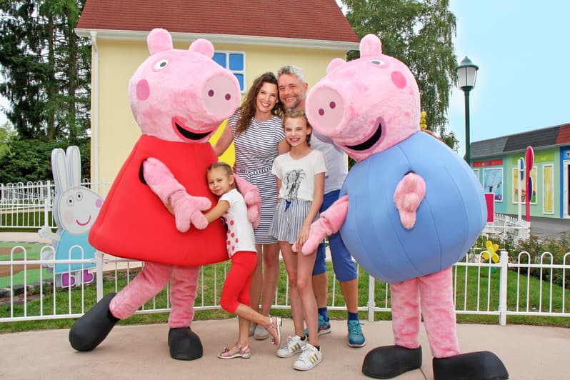 Heide Park Resort Soltau, Besucher erleben Peppa Pig Land mit leuchtend farbigen Charakteren.