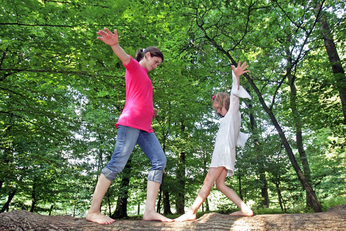 auch stationen zum gleichgewicht gehören in den barfusspark egestorf lüneburger heide