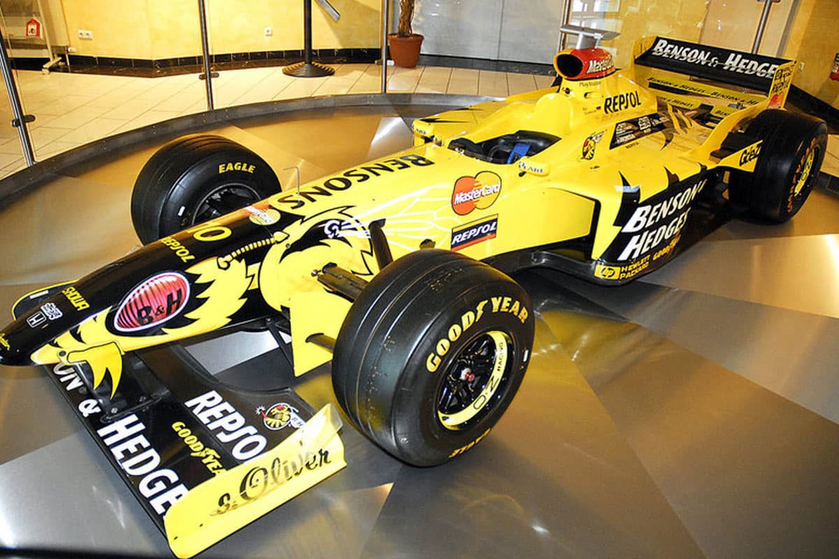 direkt neben der a7 steht die ralf schumacher kart bahn mit echten formel 1 fahrzeugen