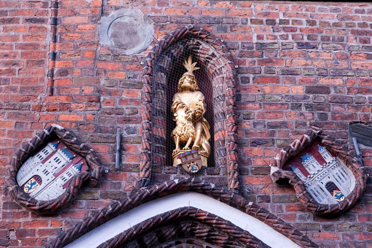 eingang zum rathaus der stadt lüneburg