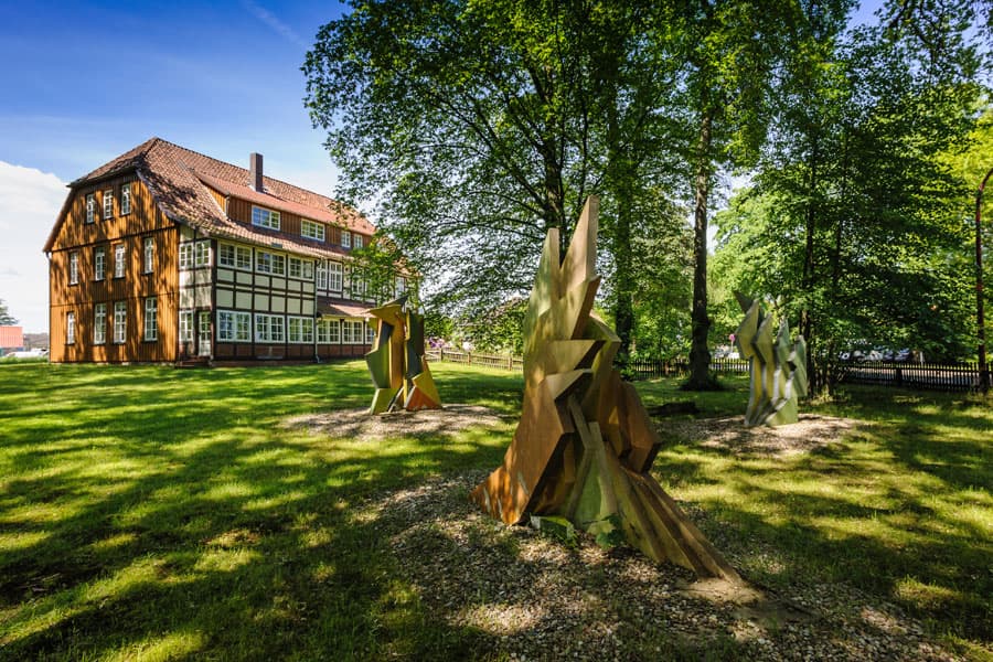 Der Radweg Naturpark Südheide Tour führt durch die Stadt Hermannsburg mit ihren vielen Heideflächen
