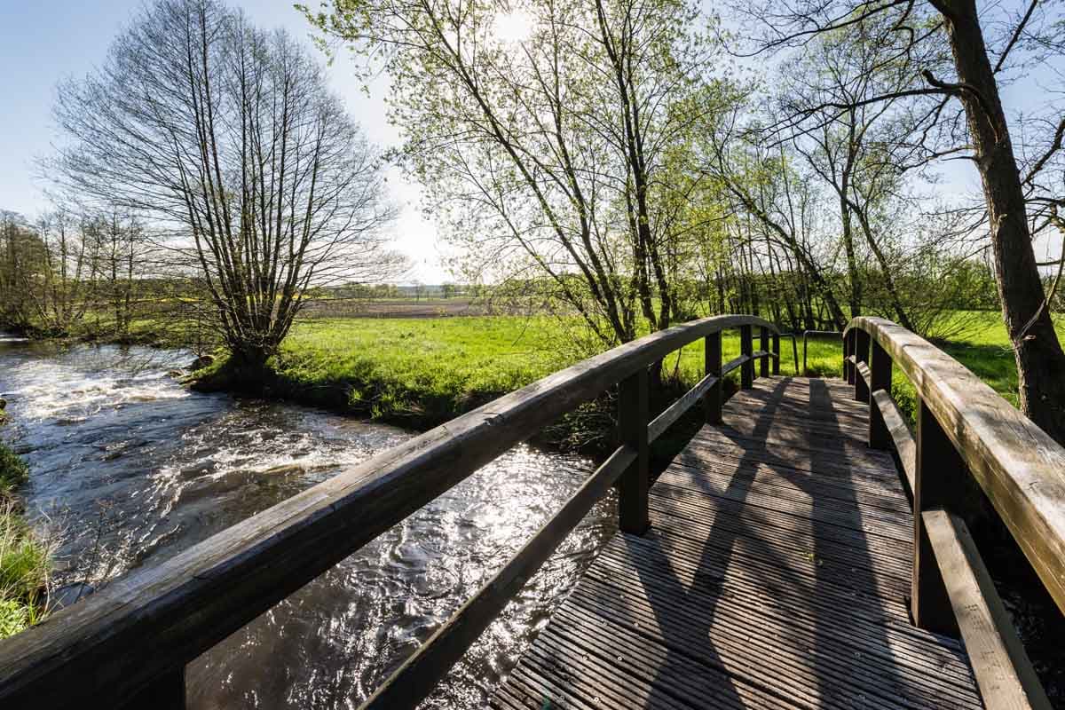 Brücke auf dem Seeve Radweg über die Seeve