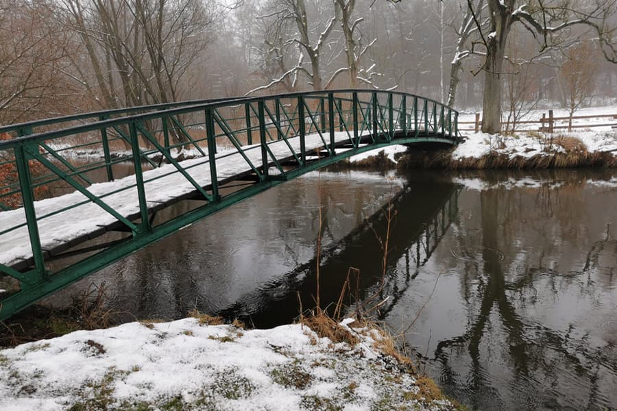 Brücke über Fluss. Über die Ilmenau, Winter
