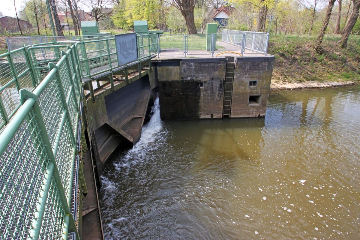 In der Nähe der Schleuse stehen Info-Tafeln zum Wasserkraftwerk.