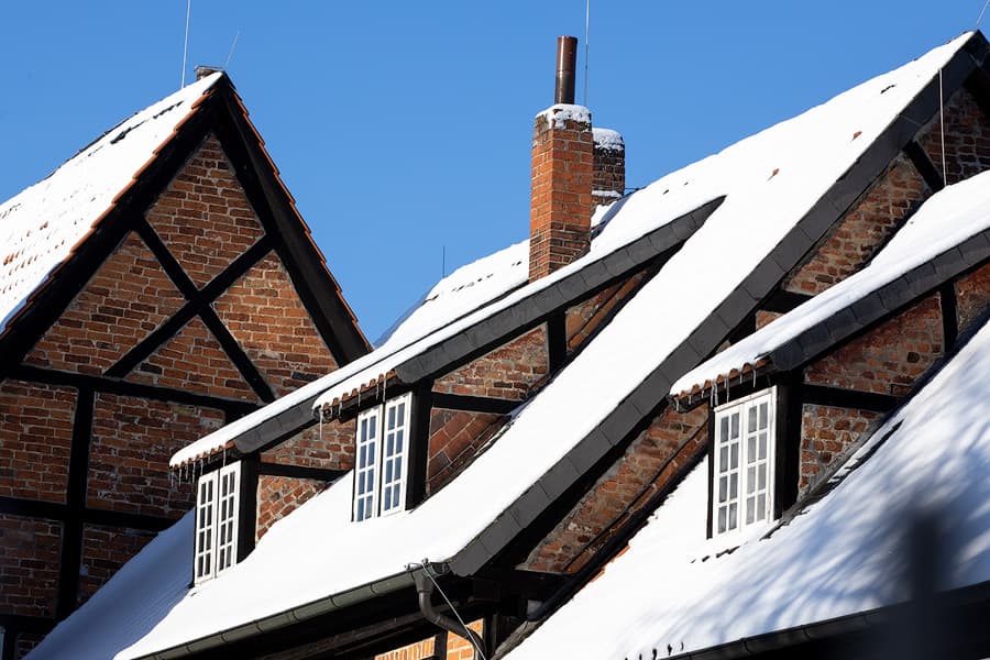 Schneebedecktes Dach im Februar 2021 in Wienhausen