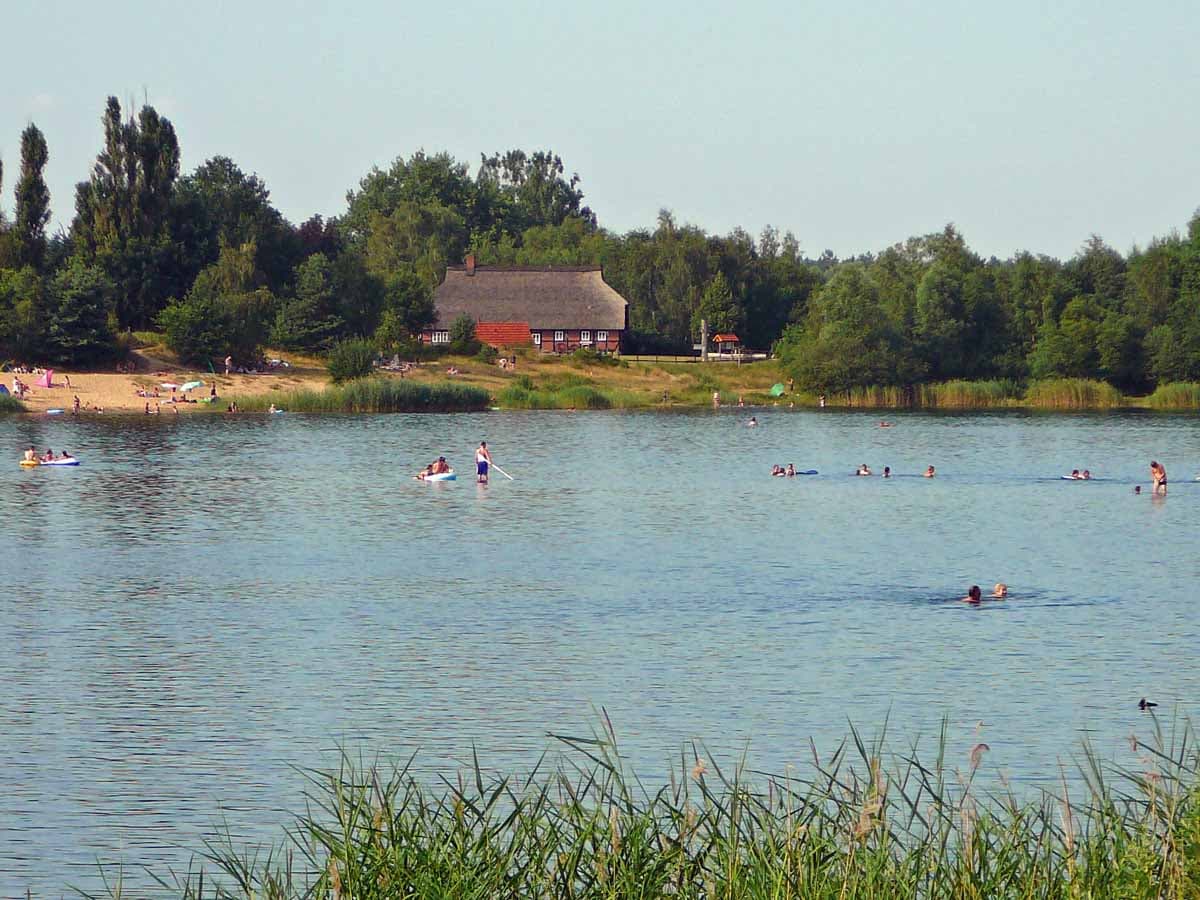 Der Oldenstädter See bei Uelzen lädt zum Baden ein