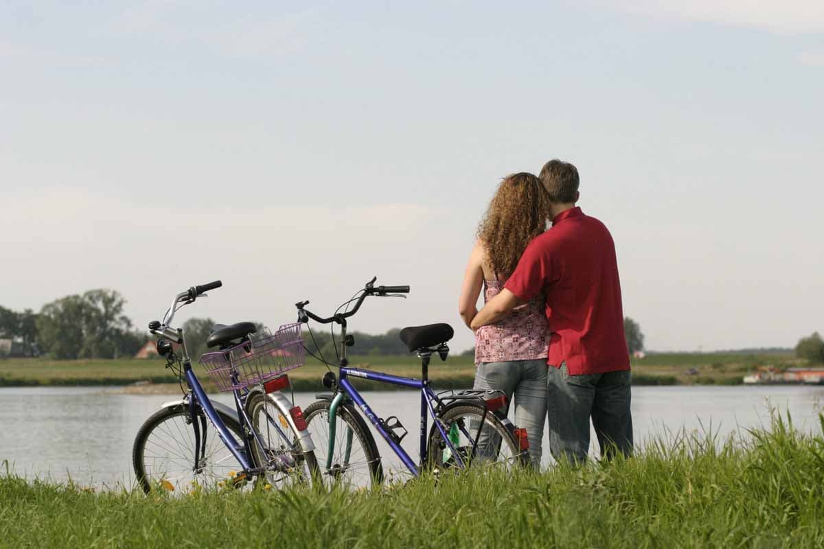 Radfahrer an der Elbe