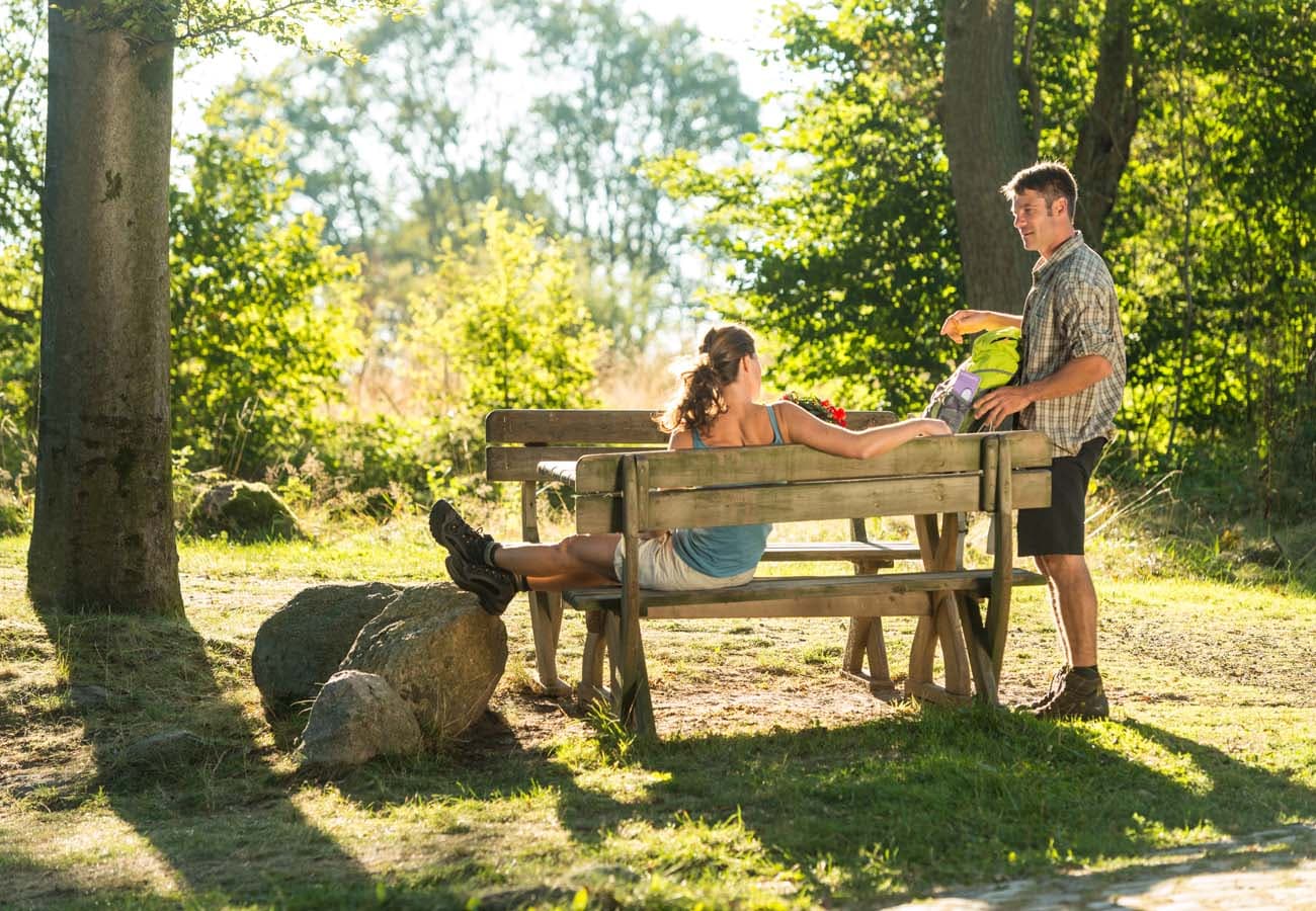 Wanderpause am Wegesrand auf dem Jacobusweg Lüneburger Heide