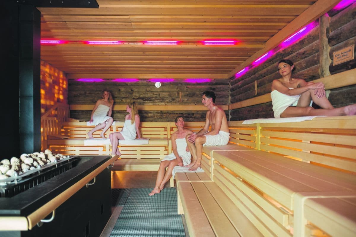 Geselliges Schwitzen in der 80° Grad warmen Salzsauna in der Jod-Sole-Therme Bad Bevensen.