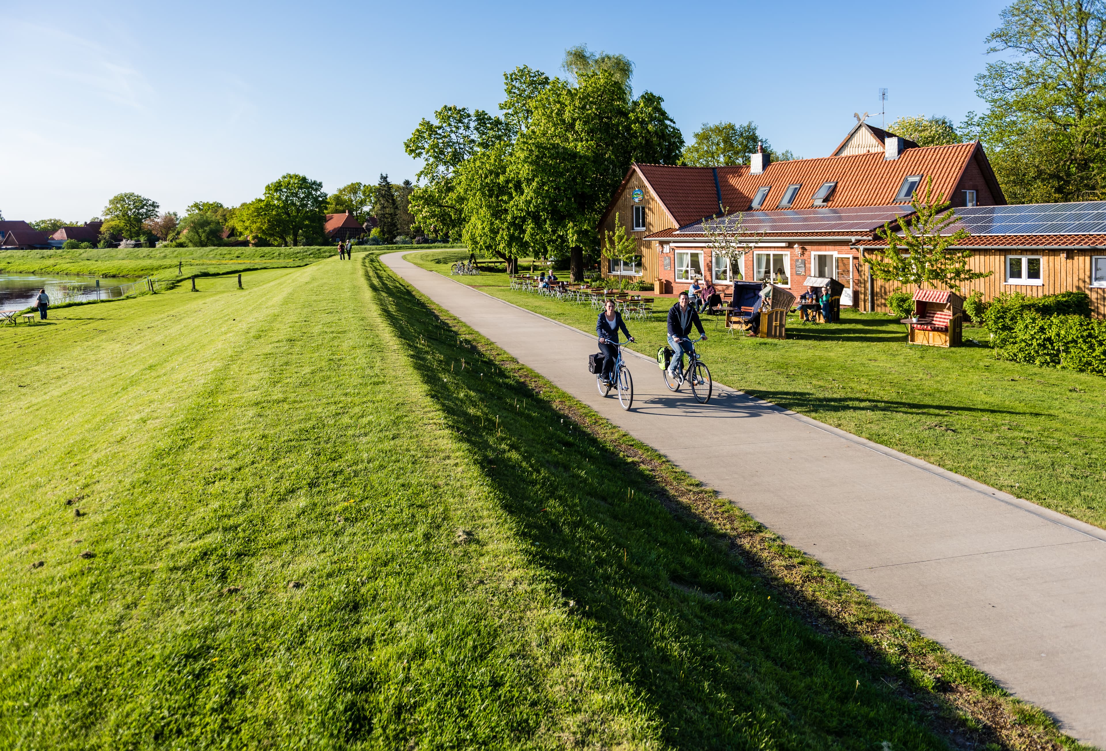 Radfahren auf dem Deich in Hodenhagen
