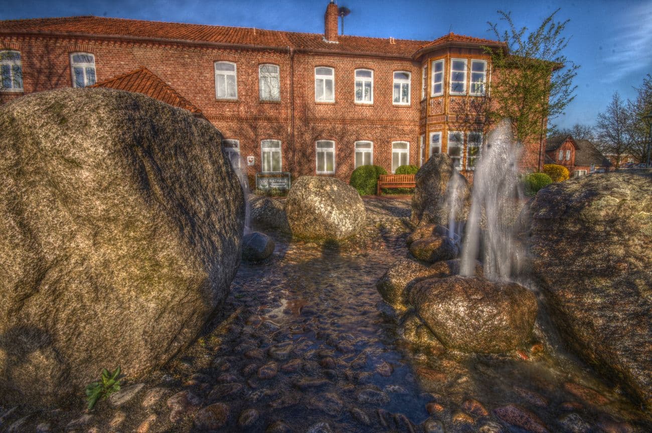 Mitten im Ort liegt der Rathausplatz von Wietzendorf