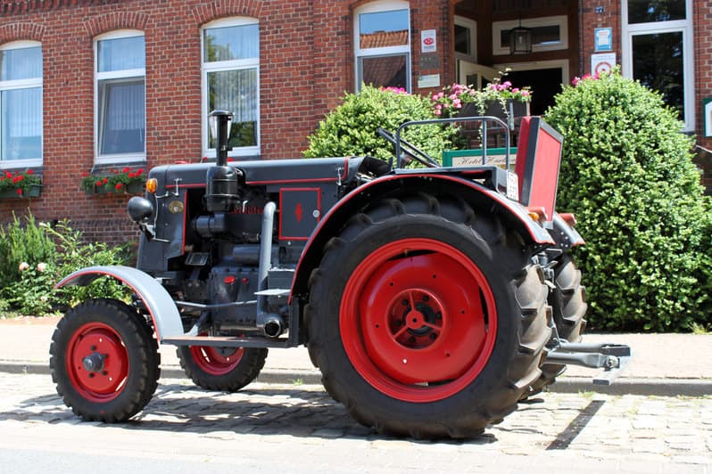 Traktor im Ortszentrum von Wietzendorf