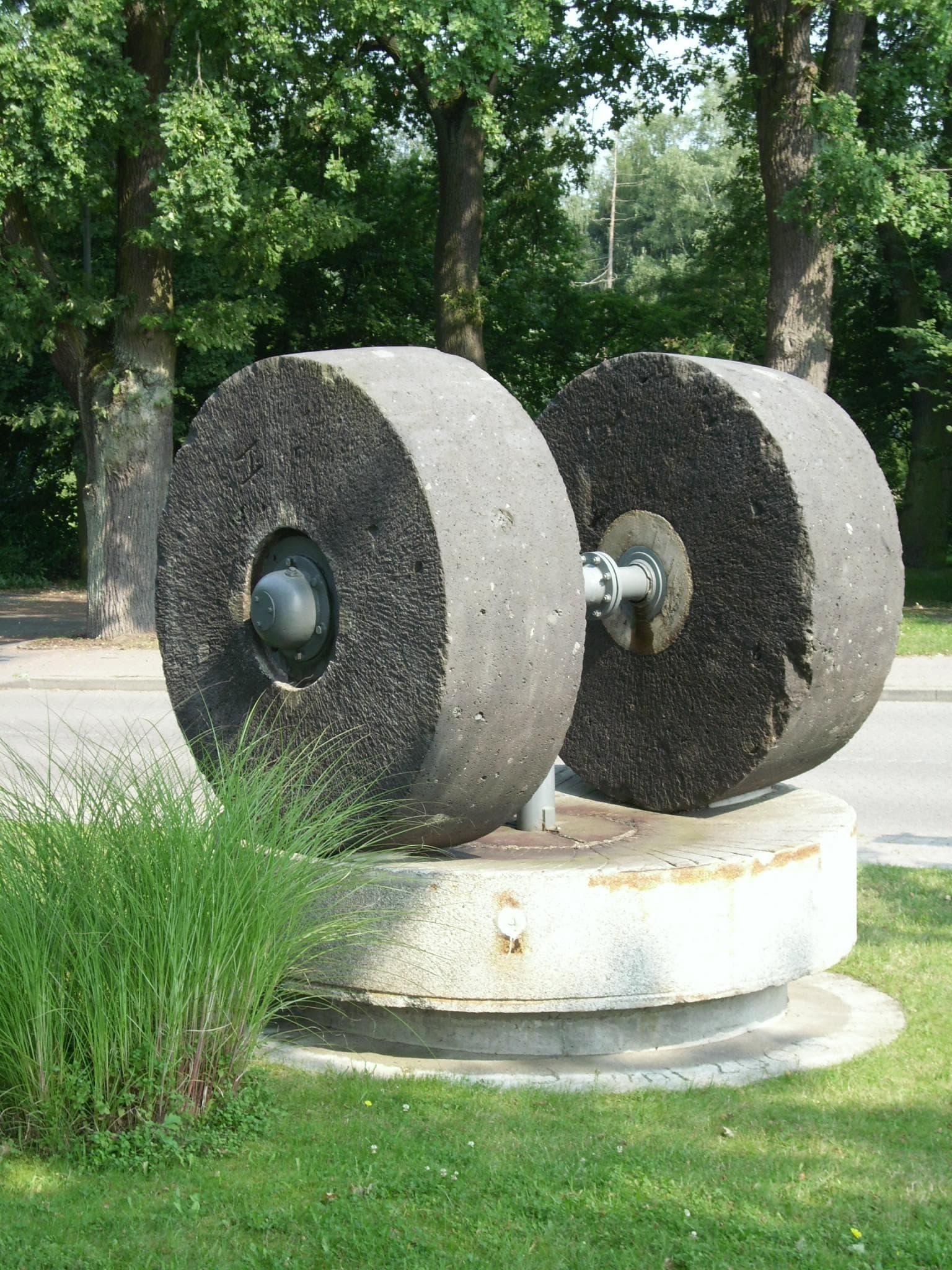 lachendorfs kollergang am haus der papiergeschichte