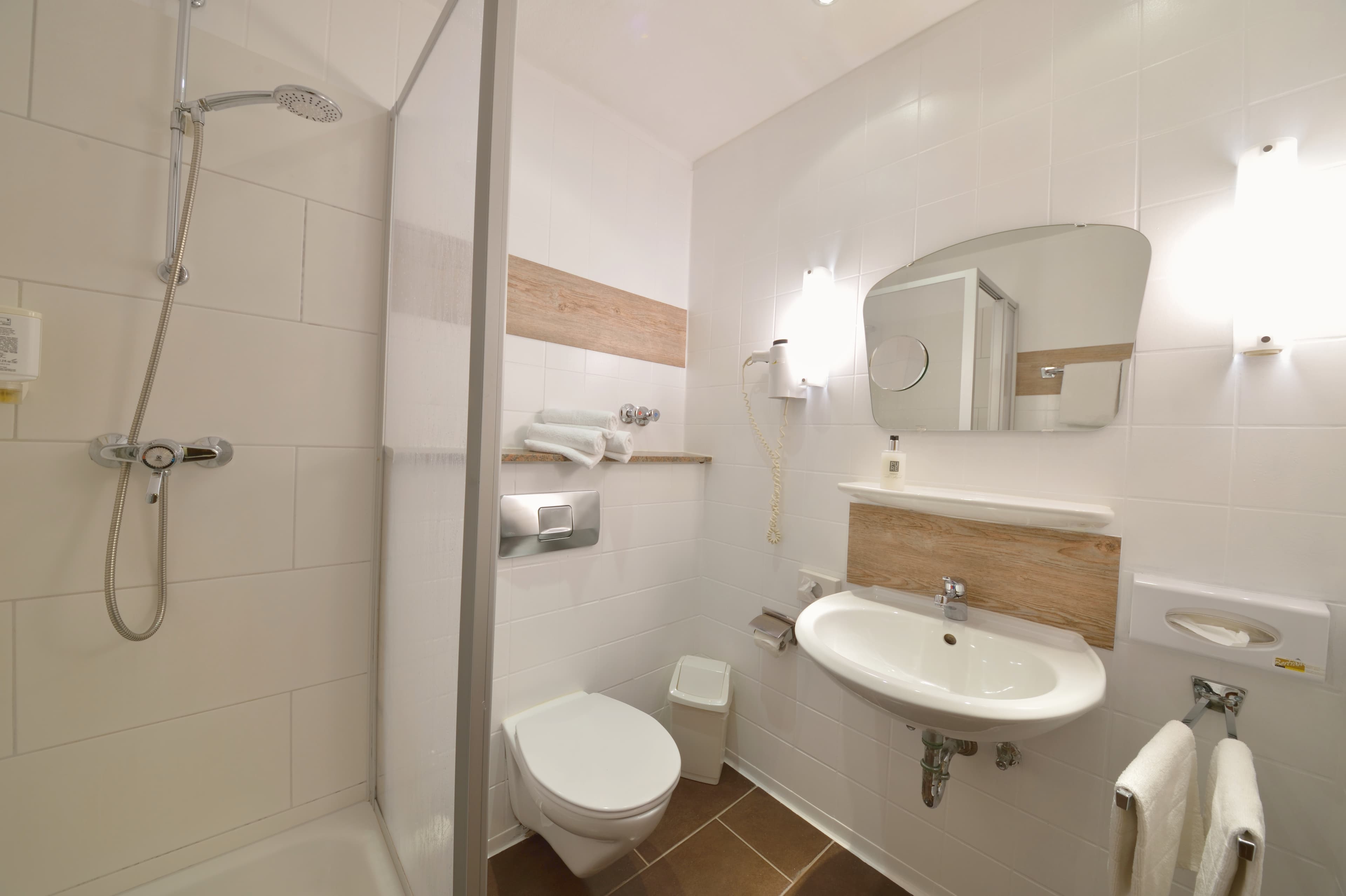 Badezimmer der Komfort Kategorie in dem Hotel Betram in Schwarmstedt