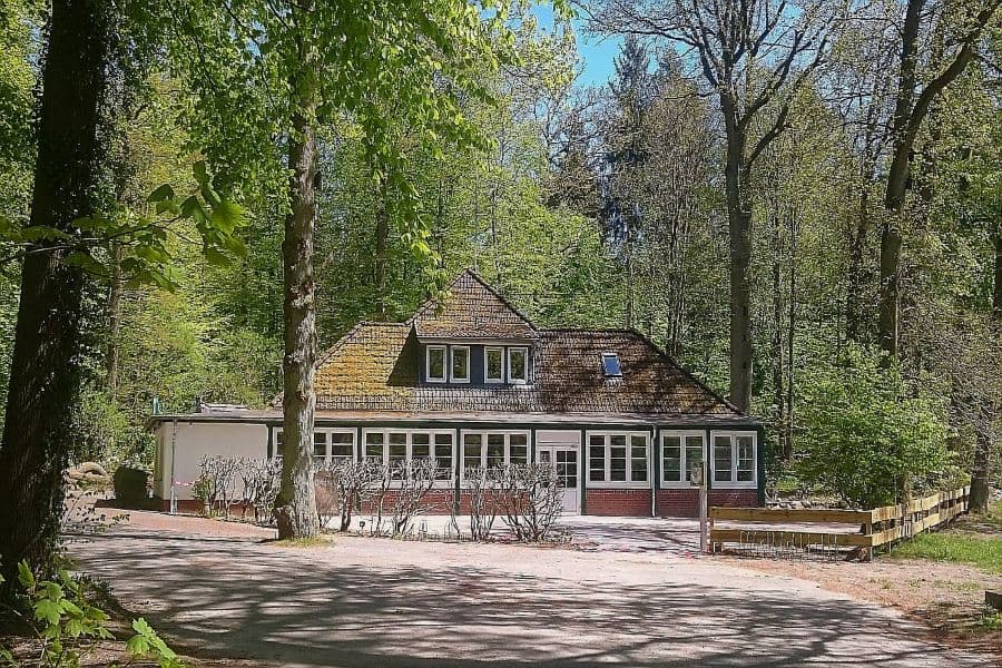 Frontansicht des Waldhuuske Café und Pension in Rosengarten