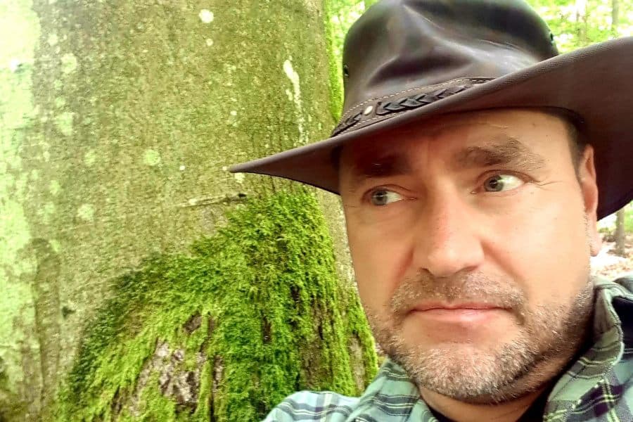 Gästeführer Lutz Sievers bietet spannende Touren und Waldbaden in der südlichen Lüneburger Heide an.