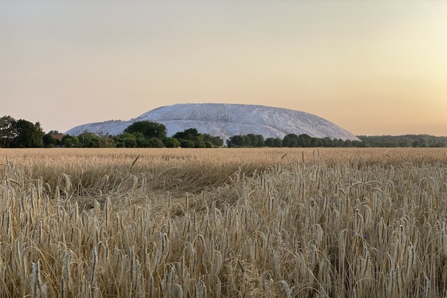 Von weitem sichtbares Wahrzeichen von Wathlingen: der Kaliberg im Sonnenuntergang.