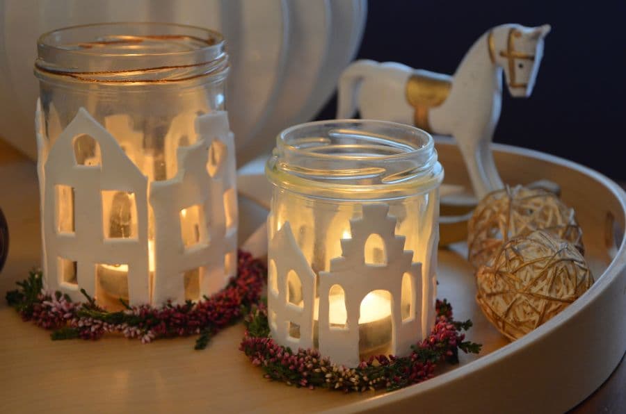 Teelicht mit Lüneburger Giebeln aus Modelliermasse mit Kranz aus Heideblüten