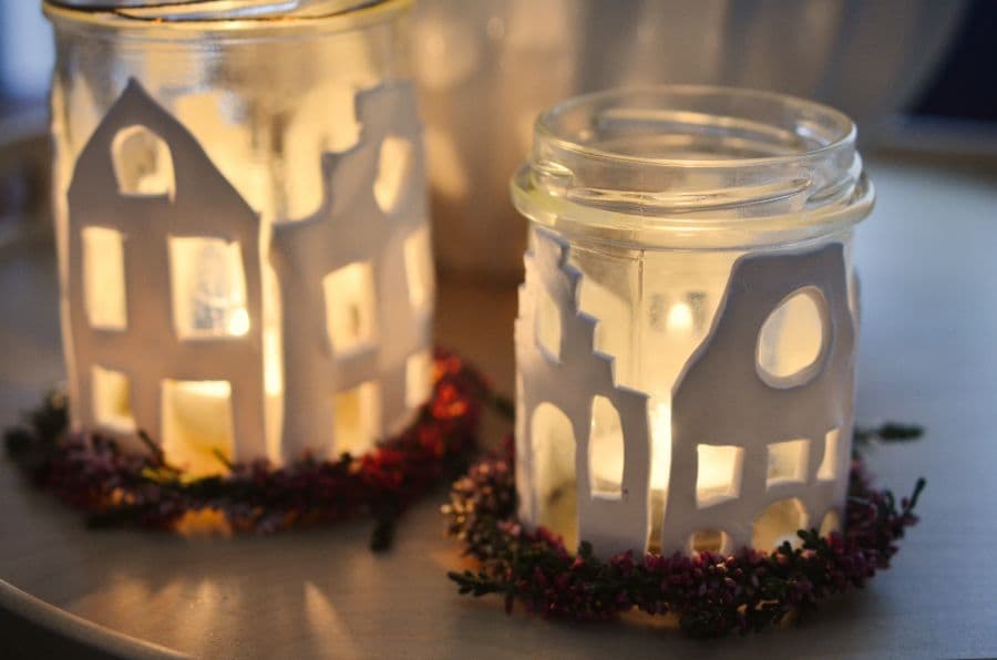 Teelicht mit Lüneburger Giebeln aus Modelliermasse mit Kranz aus Heideblüten