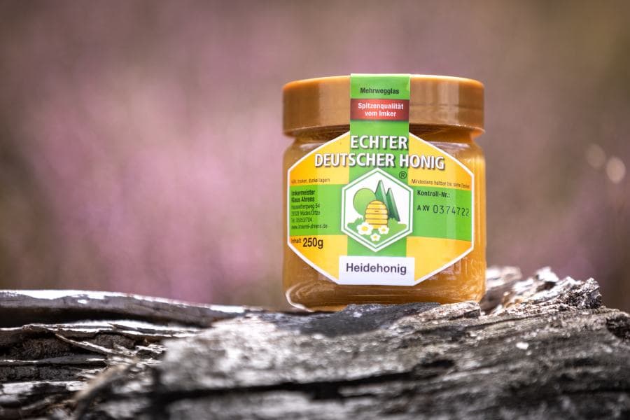 Ein Glas Heide Honig in der Lüneburger Heide Heideblüte