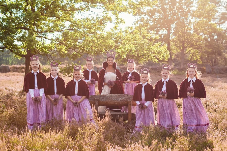 Die 71. Amelinghausener Heidekönign Leonie mit ihrem Hofstaat