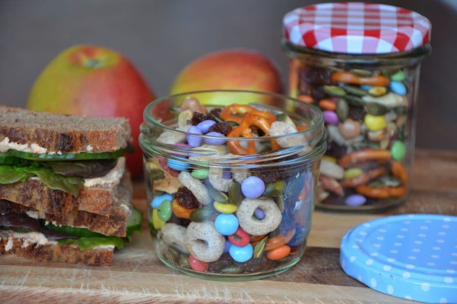 Trail-Mix, ein Wandersnack aus Nüssen, Kernen, Trockenfrüchten, Cerealien und Schokolinsen