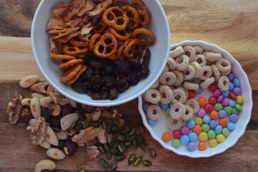 Trail-Mix, ein Wandersnack aus Nüssen, Kernen, Trockenfrüchten, Cerealien und Schokolinsen
