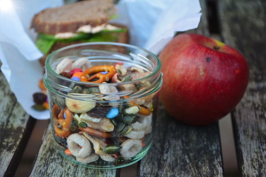 Trail-Mix, ein Wandersnack aus Nüssen, Kernen, Trockenfrüchten, Cerealien und Schokolinsen