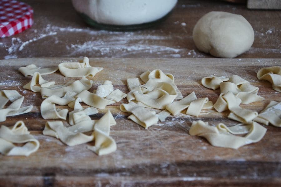 Frische Bandnudeln aus selbstgemachtem Nudelteig aus Dinkelmehl