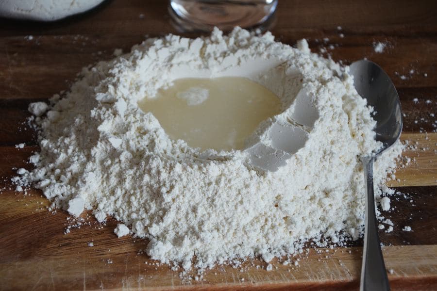 Dinkelmehl und Wasser für einen selbstgemachten Nudelteig aus Dinkelmehl