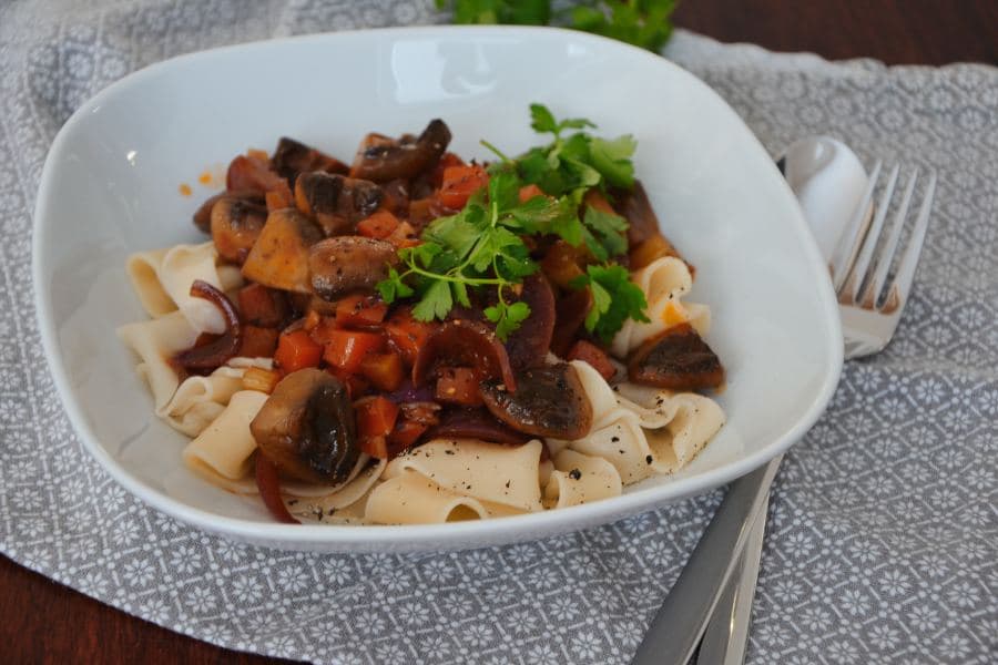 Selbstgemachte Dinkelnudeln mit Gemüseragout