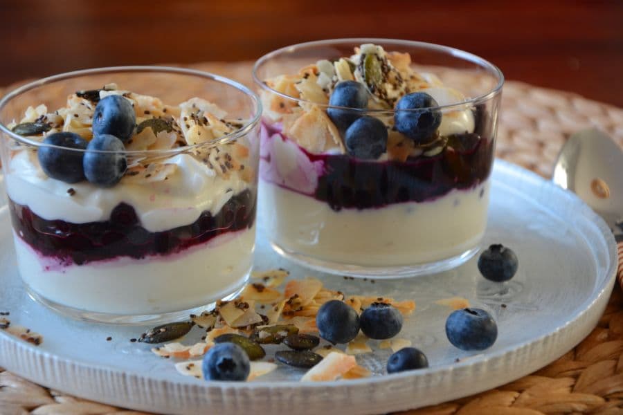 Selbstgemachtes Kokos-Granola auf Naturjoghurt mit Blaubeeren