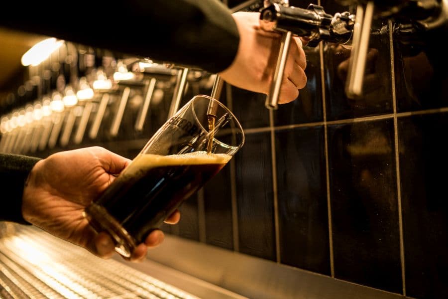 Bier zapfen in der Gastwirtschaft TO HUUS in Lüneburg