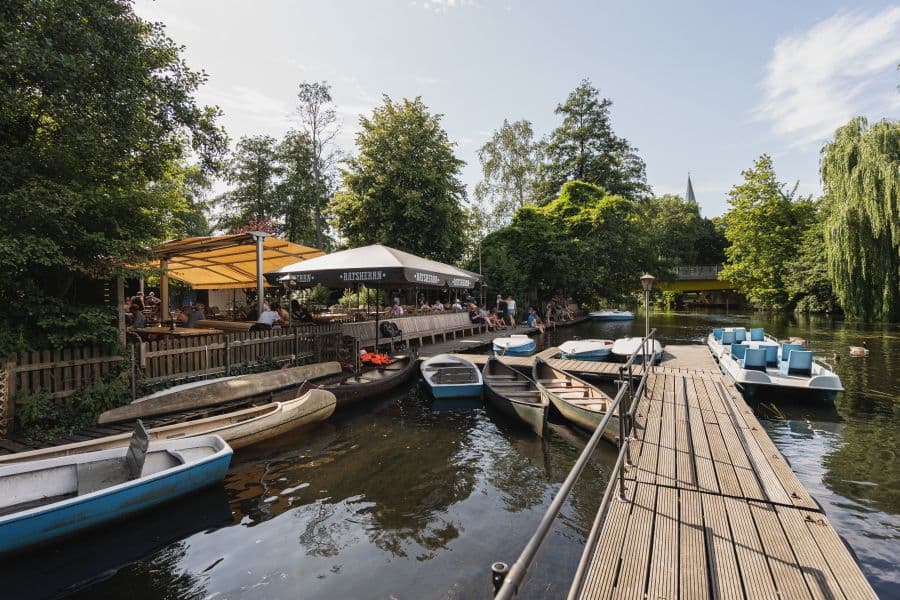 Bootsanleger bei dem Biergarten Schröders Garten in Lüneburg
