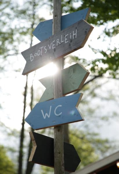 Wegweiser im Biergarten Schröders Garten in Lüneburg