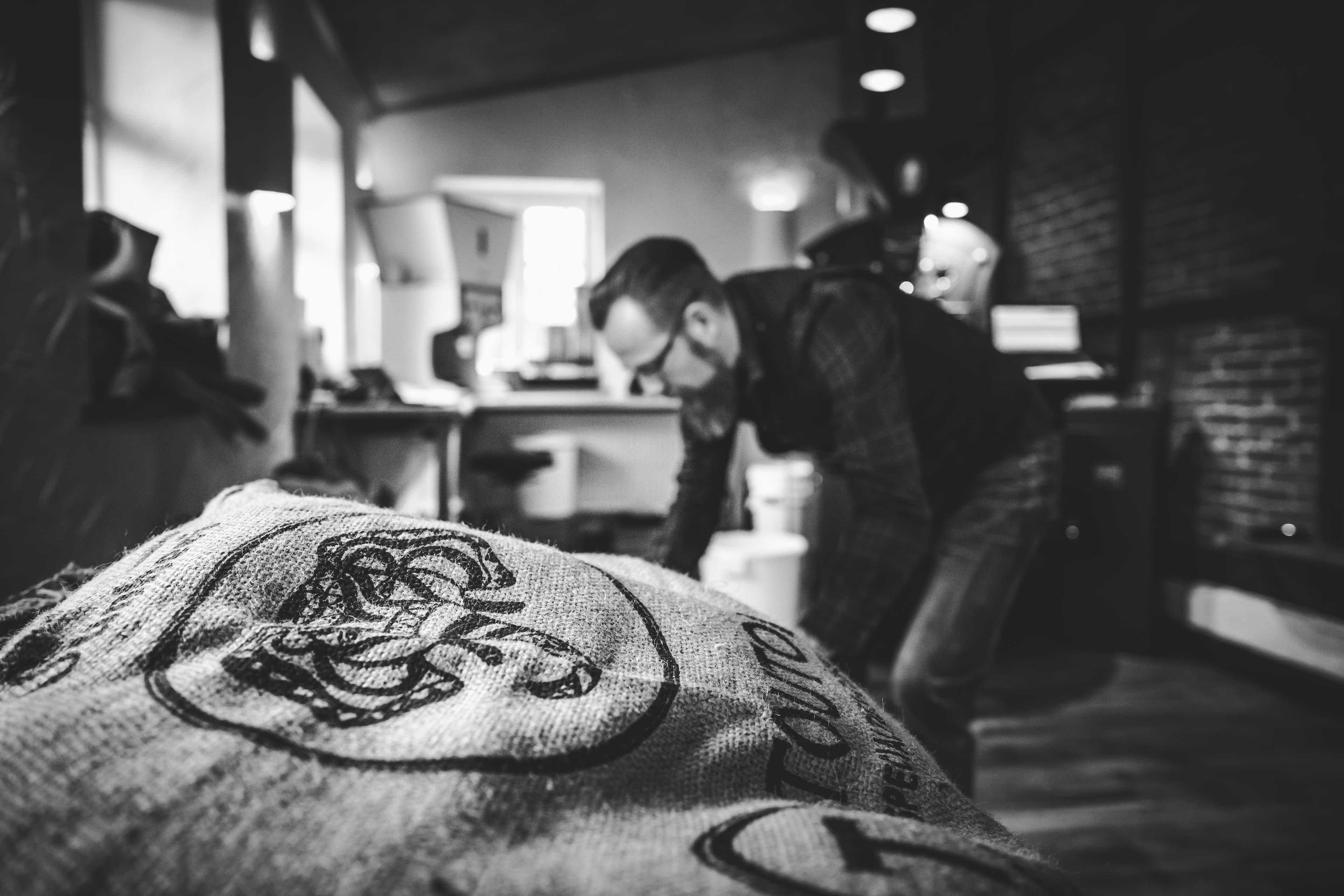 60 - 70 kg wiegt ein Kaffeesack. Ungefähr 5 Mal hebe ich jeden Sack Rohkaffee an, bis der fertige Röstkaffee in der Packung landet.