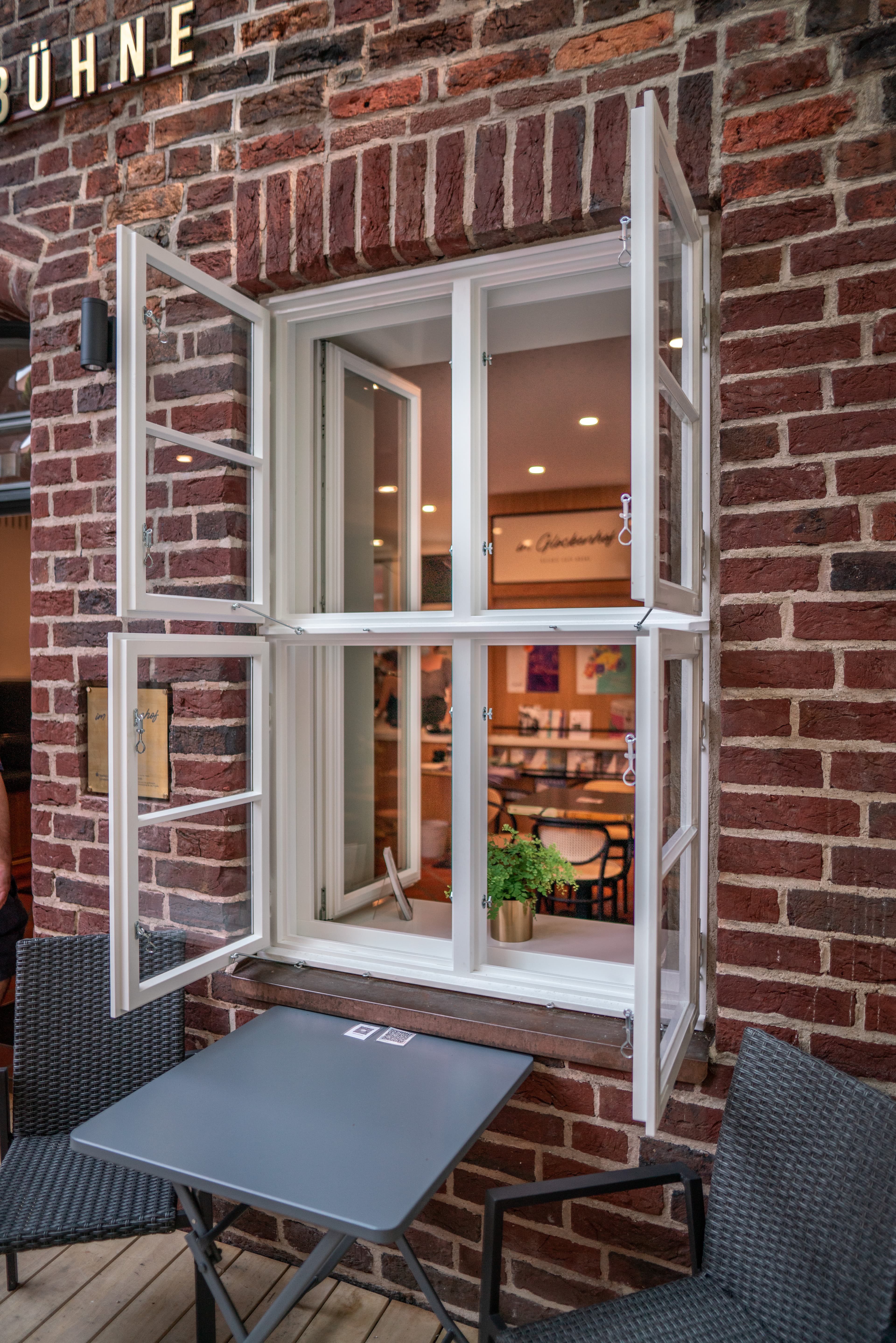 Sitzplatz außen des Café im Glockenhof in Lüneburg