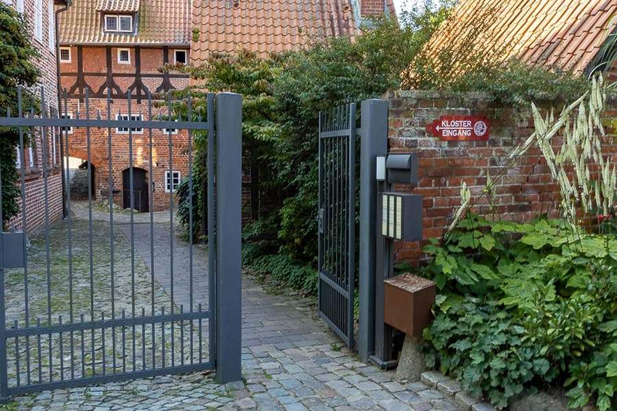 Der Eingang des Klosters Luene