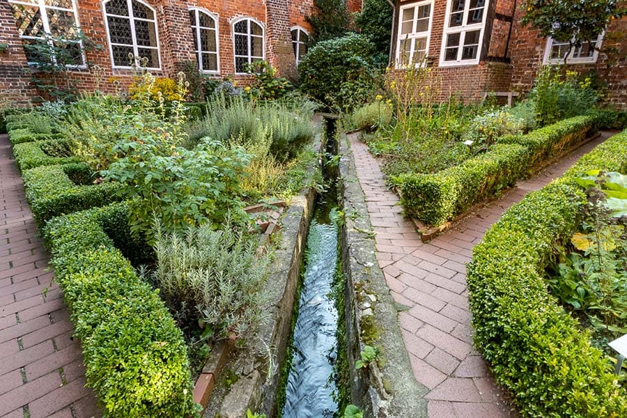 Im Lüneburger Kloster Lüne gibt es einen schönen Kräutergarten