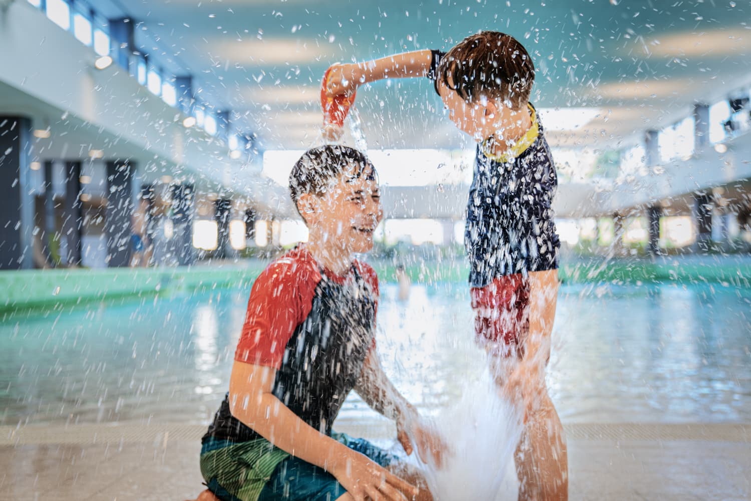 Wasserspaß am Strandauslauf der großen Salzwelle