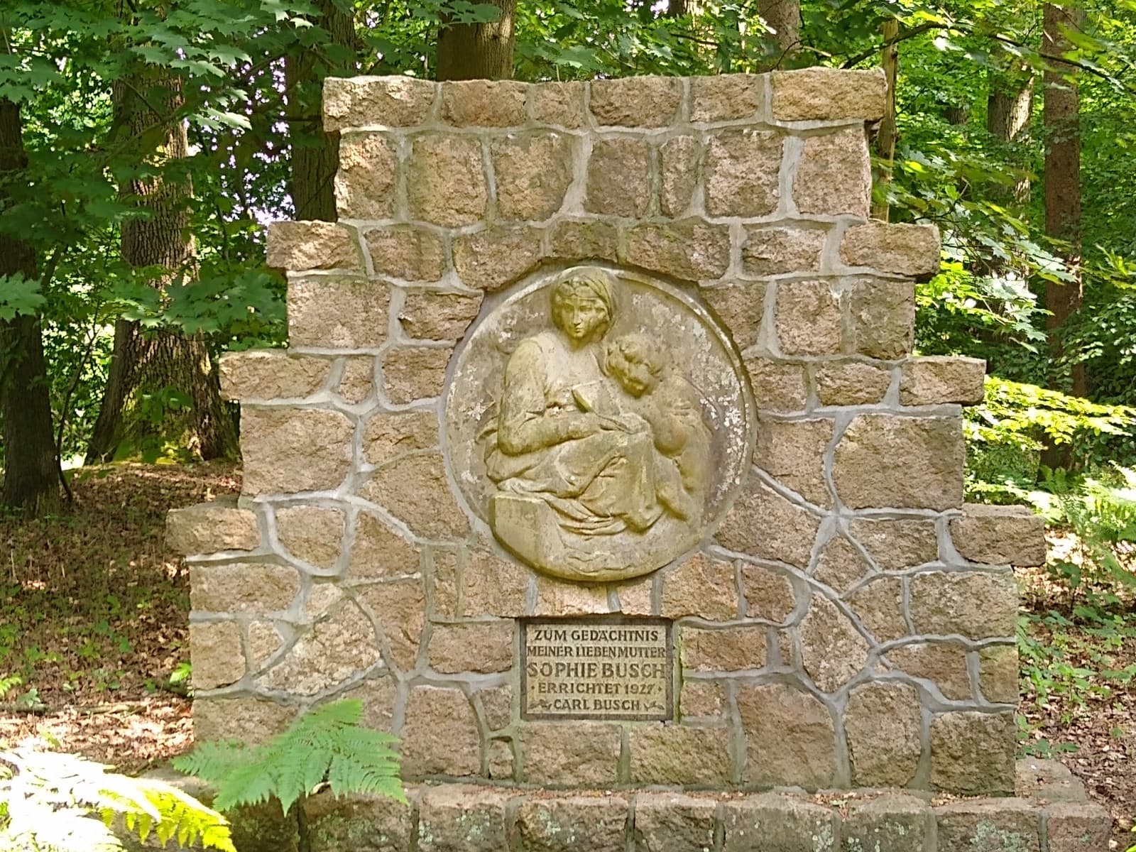 Gedenkstein für Sophie Busch in dem Park Allerhop in Bad Fallingbostel