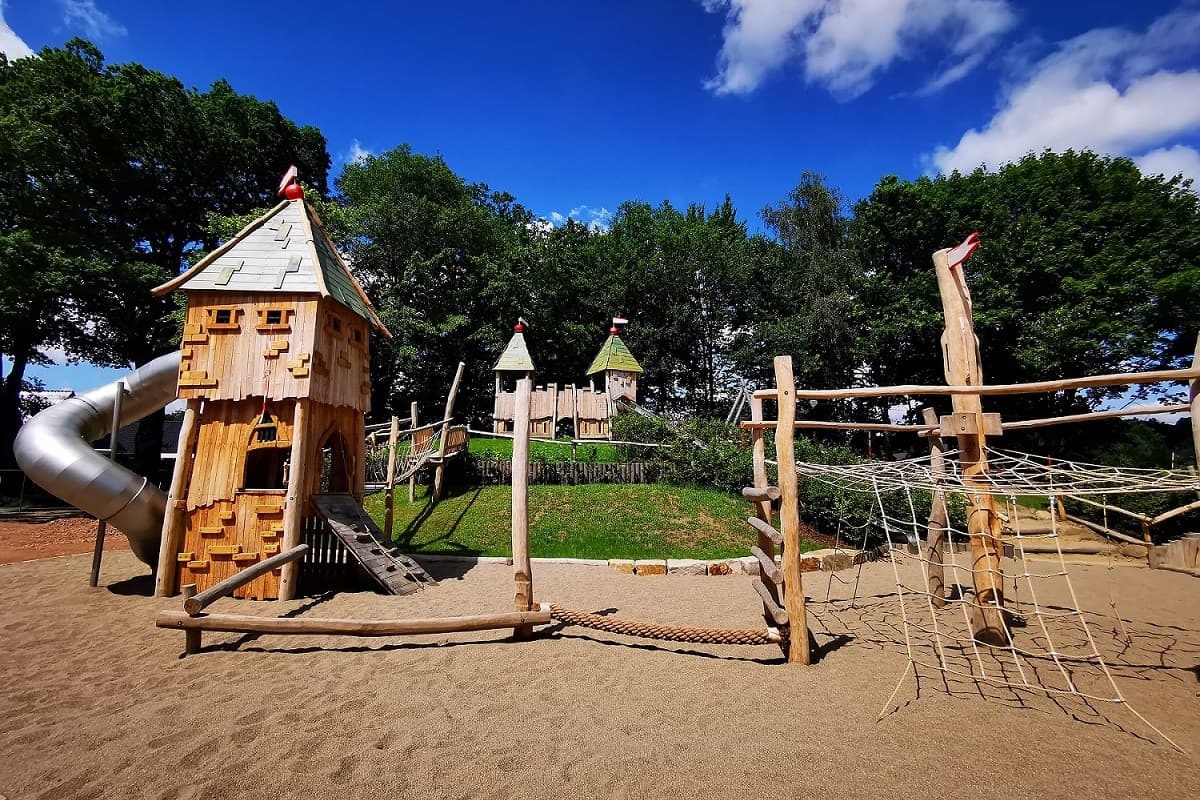 Diese Spielburg ist das Highlight des neuen Abenteuerspielplatzes. Hier gibt es die Möglichkeit zu rutschen, zu klettern und sich zu verstecken.