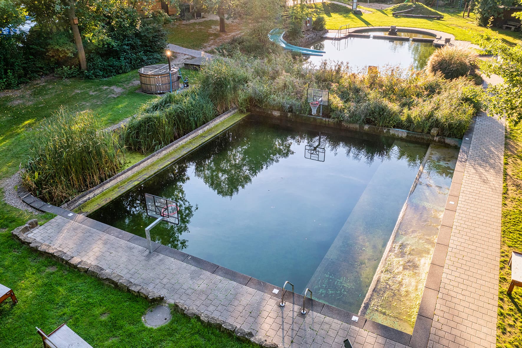 Schwimmbecken im NaturFreiBad im Uhlenköper-Camp