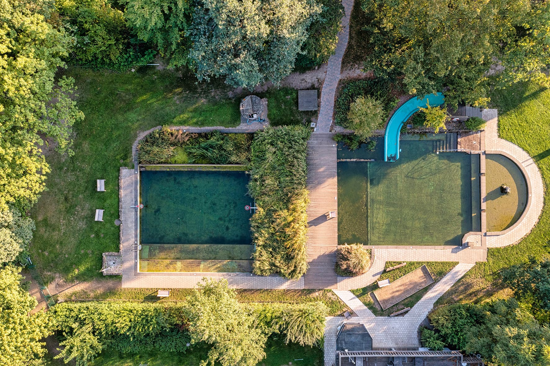 das NaturFreiBad aus der Vogelperspektive