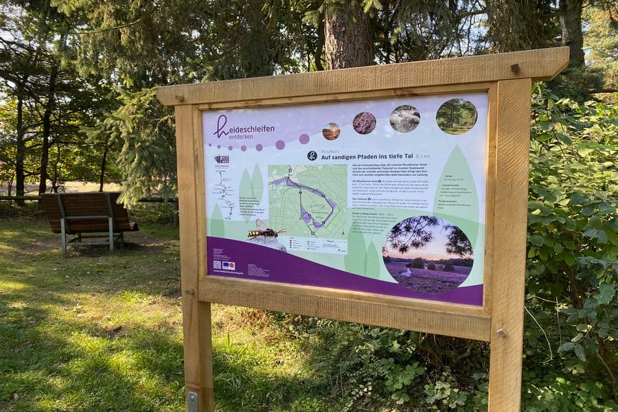Heideschleife Misselhorner Heide Informationstafel Hermannsburg RundwanderwegHeideschleife Misselhorner Heide Information board Hermannsburg circular hiking trailHeideschleife Misselhorner Heide Informationstavle Hermannsburg cirkulær vandrestiHeideschleife Misselhorner Heide Informatiebord Hermannsburg rondwandelroute