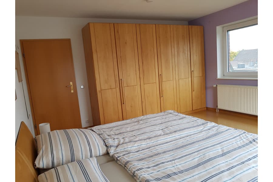 Schlafzimmer-Schrank in der Sonnigen Ferienwohnung im Waldwinkel in Jesteburg