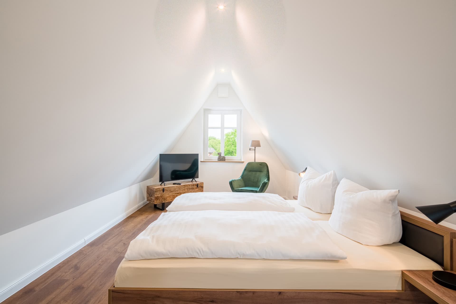 Schlafzimmer im Dachgeschoss der Wohnung 1 des Heidjers Hus in Undeloh