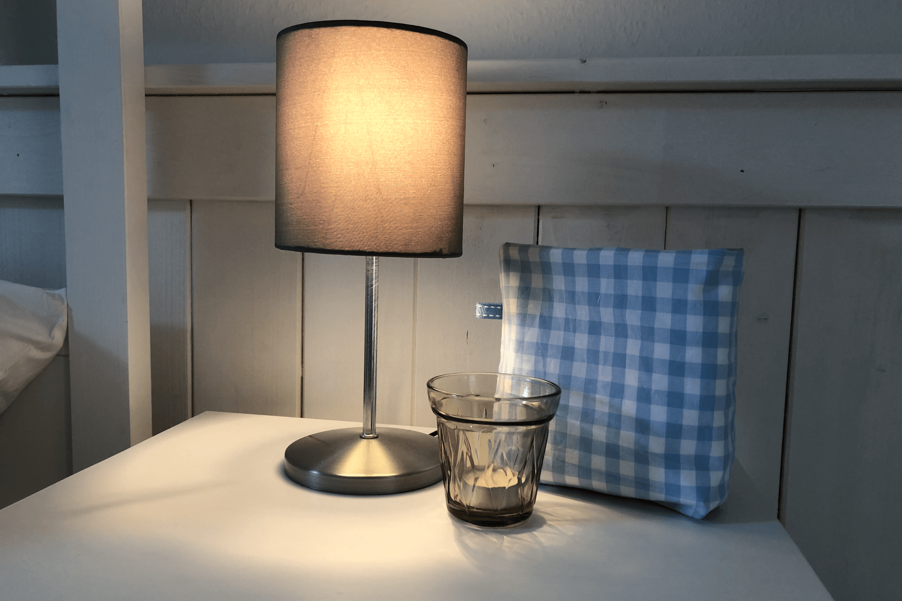 Schlafzimmer Nachttisch in dem Ferienhaus Lütt hus in Wietze